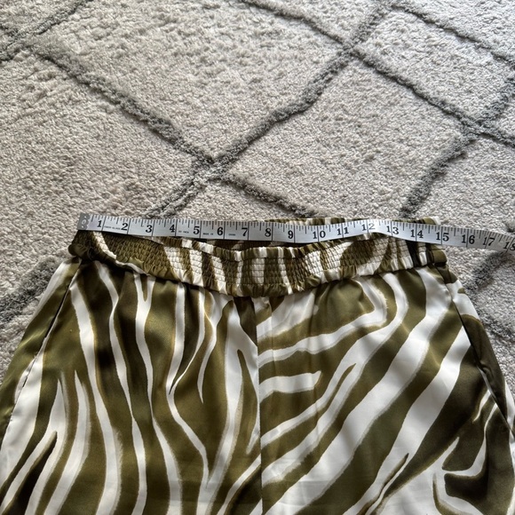 Joie wide leg pants Olive cream Zebra Print Satin Pull On Boho Tropical small - Picture 4 of 7